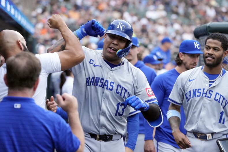El venezolano de los Reales de Kansas City Salvador Perez es felicitado en el dugout tras su jonrón en la segunda entrada ante los Tigres de Detroit el viernes 2 de agosto del 2024. (AP Foto/Carlos Osorio)