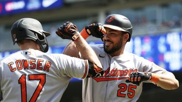 Anthony Santander (25), de los Orioles de Baltimore, celebra con Colton Cowser (17) después de batear cuadrangular en la séptima entrada en el juego de béisbol, el domingo 9 de julio de 2023, en Minneapolis. (AP Foto/Andy Clayton-King)