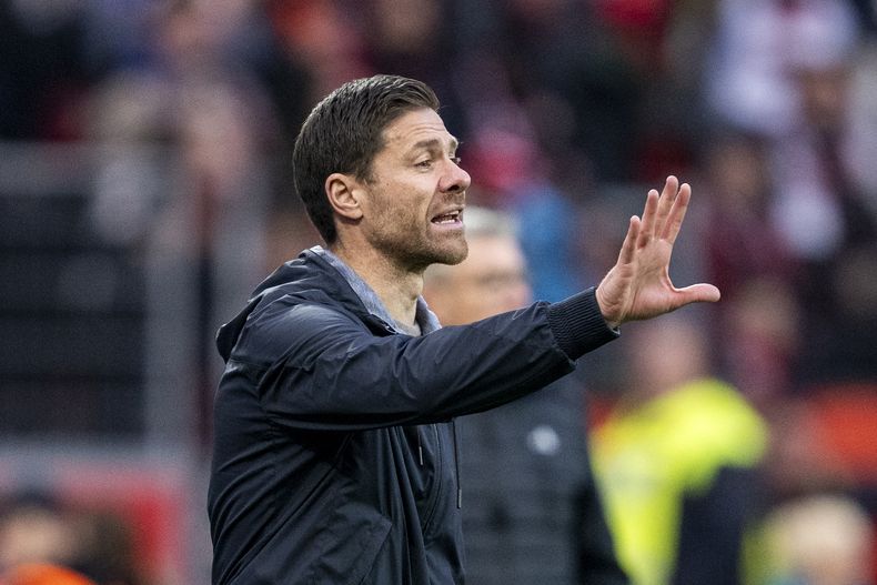 El entrenador del Bayer Leverkusen Xabi Alonso da indicaciones durante el partido de la Liga Alemana ante el Union Berlín, en Leverkusen, Alemania, el domingo 12 de noviembre de 2023. (David Inderlied/dpa via AP)