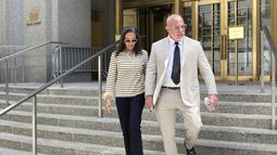 El prominente abogado defensor de Miami, David Macey, y su esposa, salen del tribunal federal de Manhattan el jueves 28 de agosto de 2025, en Nueva York. (AP Foto/Jake Offenhartz)