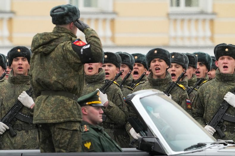 Soldados participan en un ensayo del desfile militar del Día de la Victoria, en la Plaza Dvortsovaya de San Petersburgo, Rusia, el 28 de abril de 2026. (AP Foto/Dmitri Lovetsky)