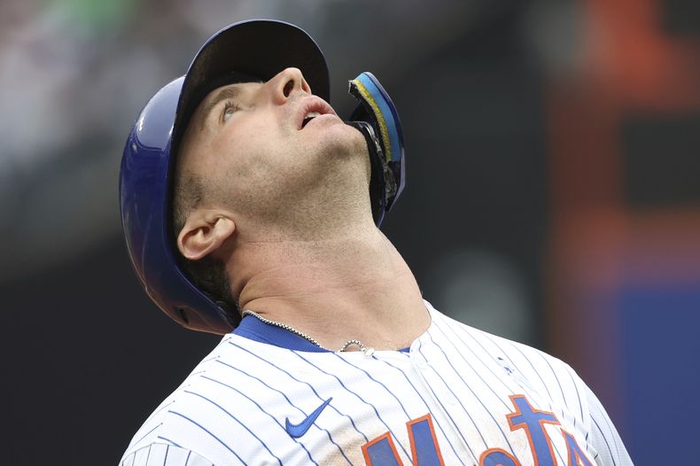 Pete Alonso, de los Mets de Nueva York, reacciona después de que el segunda base de los Rays de Tampa Bay, Brandon Lowe, lanzara la pelota al primera base Jonathan Aranda para ponerlo out durante la sexta entrada de un juego de béisbol, el domingo 15 de junio de 2025, en Nueva York. (Foto AP/Pamela Smith)