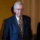El líder de la minoría en el Senado, el republicano Mitch McConnell, se dirige al recinto después de que un grupo de senadores de ambos partidos dieron a conocer una iniciativa muy esperada que conjunta cambios en la seguridad fronteriza con ayuda para Ucrania e Israel, el lunes 5 de febrero de 2024, en Washington. (AP Foto/J. Scott Applewhite)