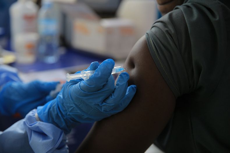 Una persona recibe la vacuna contra el ébola en Beni, provincia de Kivu del Norte, República Democrática del Congo, el 16 de octubre del 2026. (AP foto/Sebastien Kitsa Musayi)