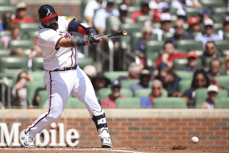 Sandy León, de los Bravos de Atlanta, batea para anotar una carrera en un error en la segunda entrada de un juego de béisbol contra los Astros de Houston, el domingo 14 de septiembre de 2025, en Atlanta. (AP Photo/Colin Hubbard)
