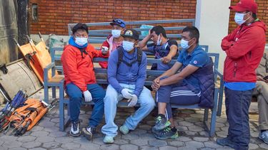 Familiares y amigos de montañeros nepalíes se reúnen después de que los cuerpos de varios montañeros recuperados tras una avalancha en el monte Himlung se llevaran a la morgue de un hospital en Katmandú, Nepal, el lunes 28 de septiembre de 2026. (AP Foto/Niranjan Shrestha)