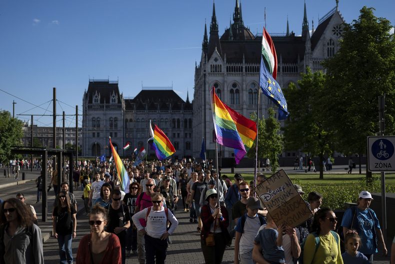Una marcha a favor de los derechos de las personas LGBTQ+ en Budapest, Hungría, el 1 de mayo del 2025. (AP foto/Denes Erdos)