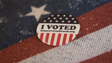 Sondeo: Indecisos ayudan a Biden; jóvenes, leales a Sanders