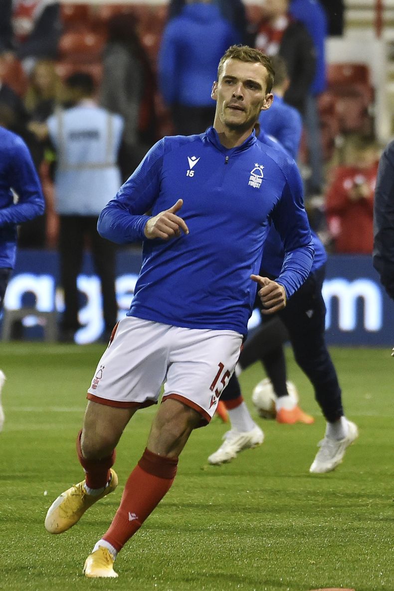 ARCHIVO - Foto del 10 de octubre del 2022, Harry Toffolo del Nottingham Forest calienta antes del encuentro ante el Aston Villa. El miércoles 12 de julio del 2023, la FA encuentra que Toffolo quebrante las reglas de apuestas 375 veces entre 2014 y 2017 (AP Foto/Rui Vieira)