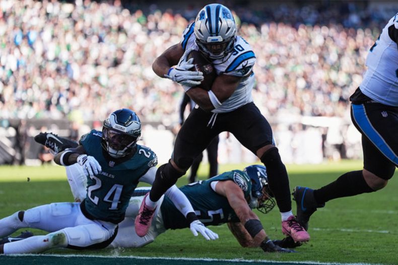 Chuba Hubbard, corredor de los Panthers de Carolina, anota un touchdown durante la segunda mitad del partido de la NFL en contra de los Eagles de Filadelfia, el domingo 18 de octubre de 2026, en Filadelfia. (AP Foto/Matt Rourke)