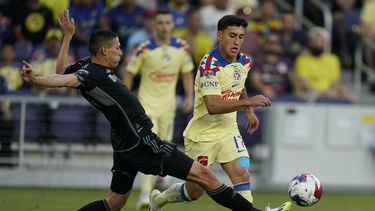El volante Sean Davis (izquierda) del Nashville SC y el volante Alejandro Zendejas del América pugnan por el balón durante un partido de la Leagues Cup, el martes 8 de agosto de 2023, en Nashville. (AP Foto/George Walker IV)