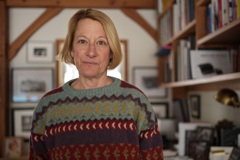 Judy Sandler, quien fue diagnosticada con trastorno por déficit de atención con hiperactividad (TDAH), posa en su hogar, el jueves 23 de enero de 2025, en Lincolnville, Maine. (AP Foto/Robert F. Bukaty)