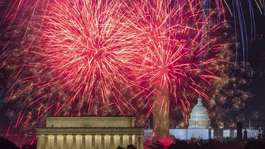ARCHIVO - Fuegos artificiales en el National Mall sobre el Monumento a Lincoln, en el Monumento a Washington, durante las celebraciones por el Día de la Independencia, en Washington, el lunes 4 de julio de 2022. (AP Foto/J. David Ake, Archivo)