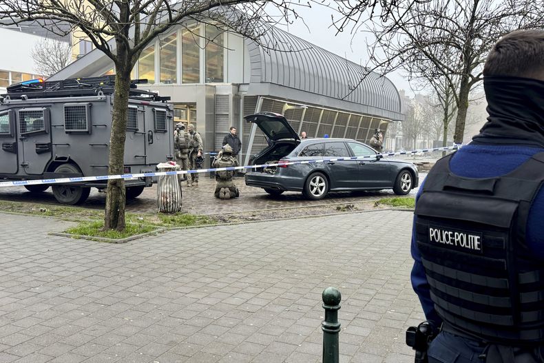 La policía cerca del lugar donde ocurrió un tiroteo en la estación del metro Clemenceau en Bruselas, el 5 de febrero del 2025. (AP foto/Sylvain Plazy)