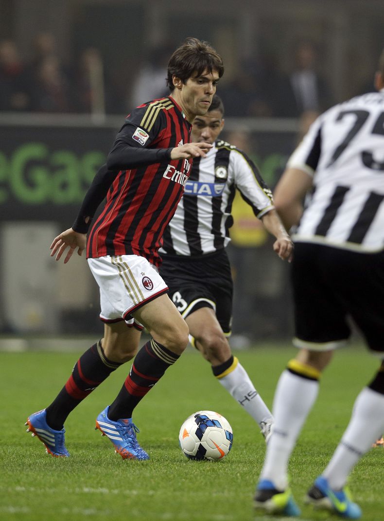 El brasile&ntilde;o Kak&aacute; del Milan durante el partido ante Udinese por la liga italiana el s&aacute;bado 19 de octubre de 2013. (AP Foto/Luca Bruno)