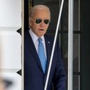El presidente Joe Biden camina hacia el helicóptero presidencial en el jardín de la Casa Blanca para un vuelo breve a la Base Aérea Andrews y de ahí a Florida para participar de actos electorales, 30 de enero de 2024. (AP Foto/Andrew Harnik)
