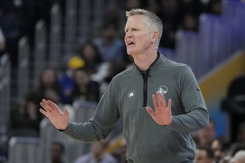 El entrenador de los Warriors de Golden State Steve Kerr durante el partido contra los Knicks de Nueva York, el lunes 18 de marzo de 2024, en San Francisco. (AP Foto/Jeff Chiu)