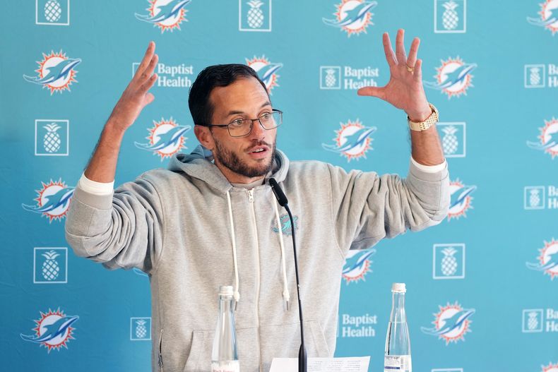 Mike McDaniel, coach de los Dolphins de Miami, habla con los medios previo a la sesión de entrenamiento del equipo en Frankfurt, Alemania, el viernes 3 de noviembre de 2023. Los Dolphins se preparan para jugar contra los Chiefs de Kansas City en el primer partido de temporada regular de la NFL en Frankfurt el domingo. (AP Foto/Doug Benc)