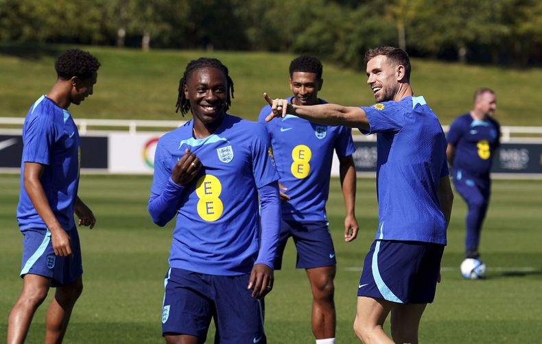 Jordan Henderson de Inglaterra atiende una sesión de entrenamiento en el St Georges Park con la selección en Trent el martes 5 de septiembre del 2023. (Martin Rickett/PA via AP)