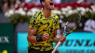 El español Carlos Alcaraz celebra un punto ante el finlandés Emil Ruusuvuori en el Abierto de Madrid el viernes 28 de abril del 2023. (AP Foto/Manu Fernandez)