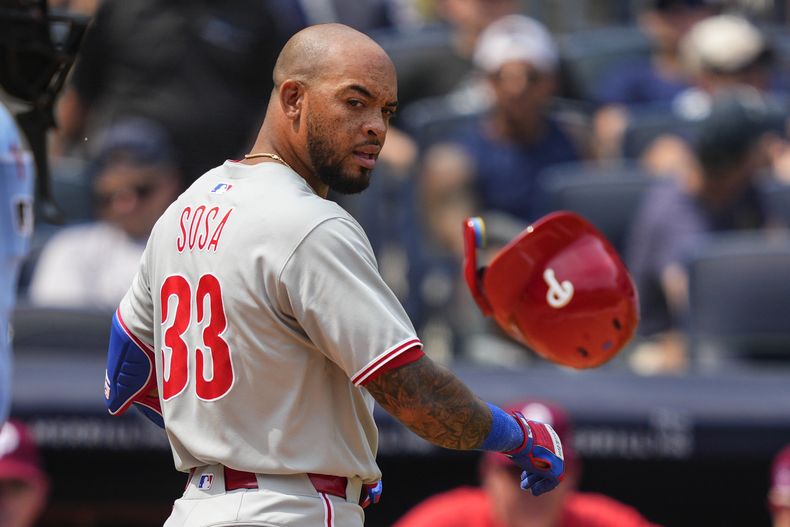 El panameño Edmundo Sosa (33) de los Filis de Filadelfia lanza un casco después de ser ponchado durante la quinta entrada de un juego de béisbol contra los Yankees de Nueva York, el sábado 26 de julio de 2025, en Nueva York. (AP Photo/Yuki Iwamura)