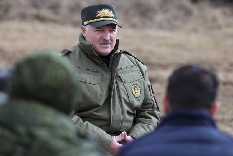 ARCHIVO - En esta imagen proporcionada por el Servicio de Prensa de la Presidencia Bielorrusa, el presidente Alexander Lukashenko habla con personal militar durante su visita al distrito Oshmyany, en la región de Grodno de Bielorrusia, el 26 de marzo de 2024. (Servicio de Prensa de la Presidencia Bielorrusa vía AP, Archivo)