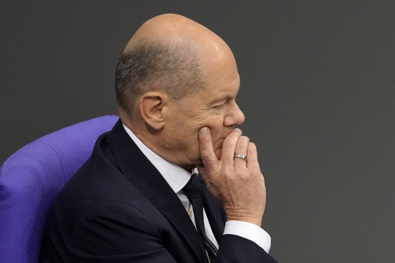 El canciller alemán, Olaf Scholz, en una sesión plenaria del Parlamento alemán, o Bundestag, en Berlín, Alemania, el miércoles 13 de noviembre de 2024. (AP Foto/Markus Schreiber)
