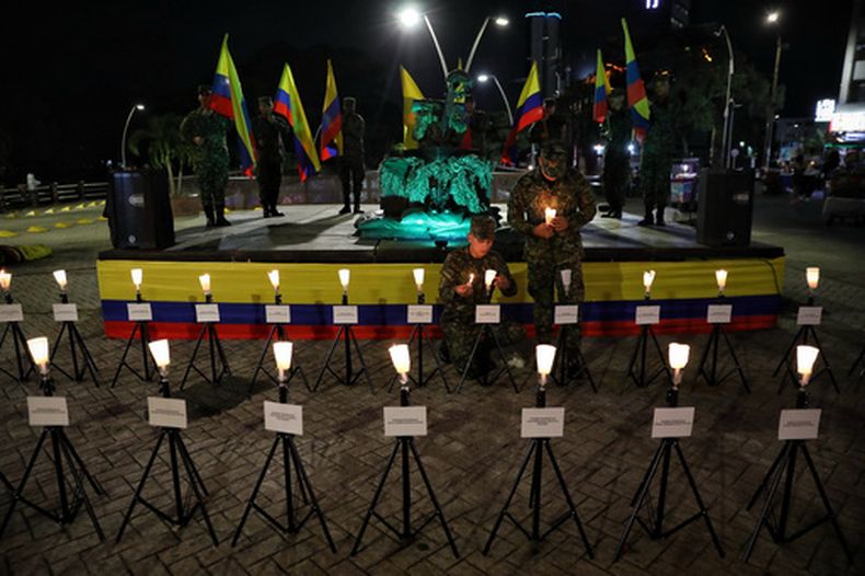 Soldados realizan una vigilia en memoria de las víctimas del accidente de un avión de carga militar en Puerto Leguizamo, Cali, Colombia, el miércoles 25 de marzo de 2026. (Foto AP/Santiago Saldarriaga)