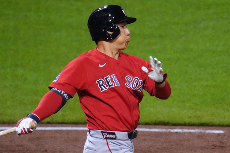 El japonés Masataka Yoshida, de los Medias Rojas de Boston, conecta un sencillo ante el lanzador Kirby Yates, de los Piratas de Pittsburgh, impulsando una carrera durante la novena entrada de un partido de béisbol en Pittsburgh, el viernes 14 de agosto de 2026. (Foto AP/Gene J. Puskar)