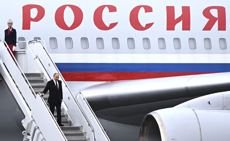 El presidente ruso Vladímir Putin llega el viernes 15 de agosto de 2025 a la Base Conjunta Elmendorf-Richardson, en Alaska, para reunirse con su homólogo estadounidense Donald Trump. (Sergei Bobylev, Sputnik, Kremlin foto compartida vía AP)