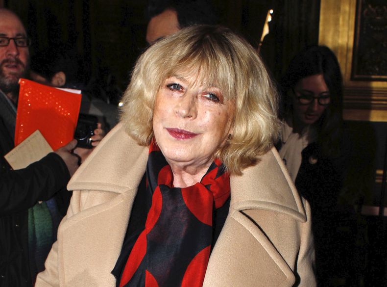 ARCHIVO - La cantante británica Marianne Faithfull en el desfile de la colección prêt-à-porter otoño/invierno 2014-2015 de Stella McCartney presentada en París el 3 de marzo de 2014. (Foto AP/Thibault Camus, archivo)
