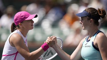 La polaca Iga Swiatek (izquierda), se saluda con Linda Noskova, de la República Checa, luego que Swiatek derrotara a Noskova en el Abierto BNP Paribas en Indian Wells, California, el domingo 10 de marzo de 2024. (AP Foto/Mark J. Terrill)