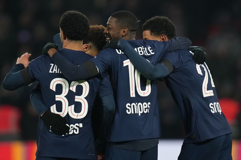 Jugadores del Paris Saint-Germain celebran un gol durante el partido de la liga francesa de fútbol entre Paris Saint-Germain y Paris FC, el domingo 4 de enero de 2026, en París. (AP Foto/Christophe Ena)