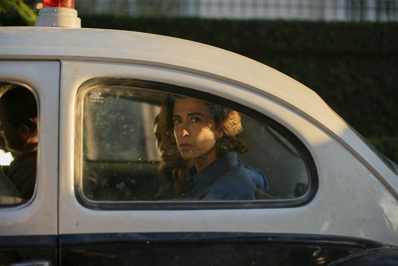 Esta imagen proporcionada por Sony Pictures Classics muestra a Fernanda Torres en una escena de “Ainda estou aquí” (Sony Pictures Classics via AP)