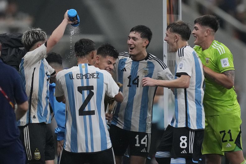 Jugadores de Argentina celebran la victoria en cuartos de final ante Brasil en el Mundial Sub-17 en Indonesia el viernes 24 de noviembre del 2023. (AP Foto/Achmad Ibrahim)