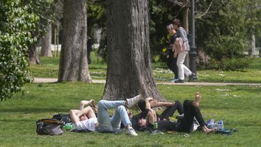 ARCHIVO - Varias personas descansan en el parque del Retiro el miércoles 20 de marzo de 2024, en Madrid, España. (AP Foto/Paul White, archivo)