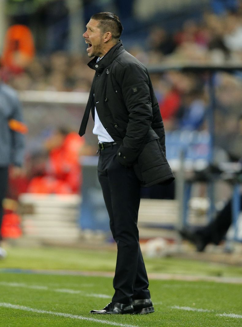 Diego Simeone grita instrucciones a los jugadores de Atl&eacute;tico de Madrid durante el partido del 26 de noviembre del 2014 contra el Olympiakos griego por la Liga de Campeones en Madrid. El argentino figura entre los finalistas al Bal&oacute;n de Oro