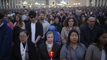 Fieles reunidos para rezar el rosario por el fallecido papa Francisco en la plaza de San Pedro en el Vaticano, el lunes 21 de abril de 2025. (AP Foto/Alessandra Tarantino)