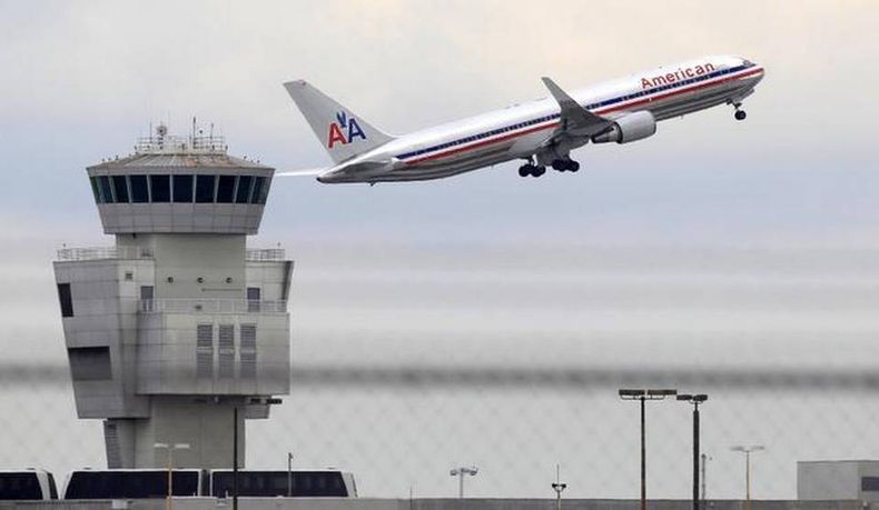 Un hombre que tenía boleto para viajar a Philadelphia a bordo de un vuelo de American Airlines fue detenido en el Aeropuerto Internacional de Miami (MIA), recientemente, después de amenazar con hacer estallar el aeródromo, según los registros de la corte