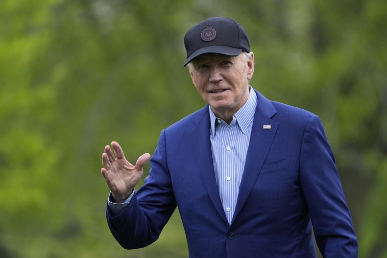 El presidente estadounidense Joe Biden saluda mientras camina la zona de césped de la Casa Blanca, en Washington, el miércoles 17 de abril de 2024, a su regreso de un viaje a Pensilvania. (AP Foto/Susan Walsh)