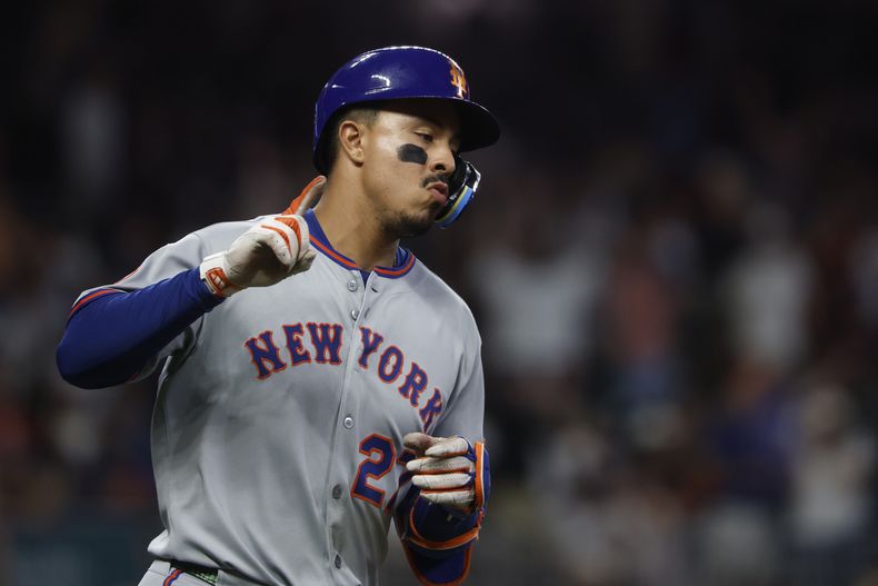 Mark Vientos, de los Mets de Nueva York, festeja su jonrón en el séptimo inning del duelo ante los Bravos de Atlanta, el sábado 23 de agosto de 2025 (AP Foto/Butch Dill)
