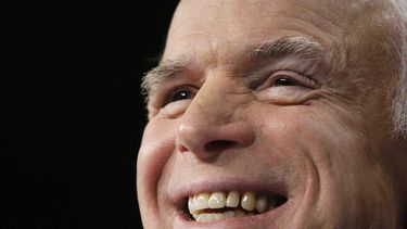 McCain suspende su tratamiento contra el cáncer