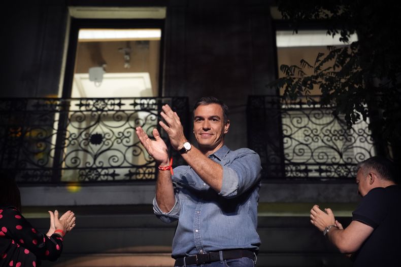 El líder del Partido Socialista y actual presidente del gobierno, Pedro Sánchez, saluda a sus seguidores ante la sede del partido en Madrid, España, el domingo 23 de julio de 2023. (AP Foto/Emilio Morenatti)