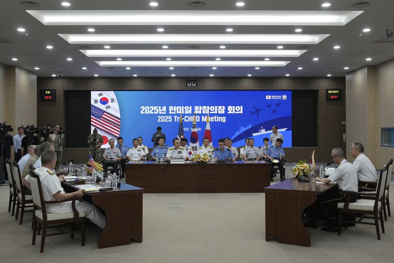 Las delegaciones de Corea del Sur, al centro, Japón, y Estados Unidos, a la izquierda, asisten a la reunión trilateral de jefes de Defensa, el viernes 11 de julio de 2025, en Seúl, Corea del Sur. (AP Foto/Ahn Young-joon, Pool)