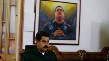 americateve | El presidente de Venezuela Nicolas Maduro al reunirse con alcaldes de la oposici&oacute;n reci&eacute;n elegidos en el Palacio Presidencial de Miraflores, el mi&eacute;rcoles 18 de diciembre de 2013, en Caracas. (Foto AP/Fernando Llano)
