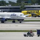 Un avión de JetBlue y uno de Spirit Airlines en el Aeropuerto Internacional Fort Lauderdale-Hollywood en Fort Lauderdale, Florida, el 7 de julio de 2022. (Foto AP /Wilfredo Lee)