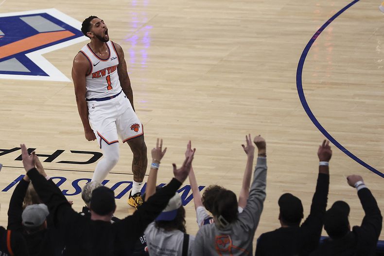 Cameron Payne de los Knicks de Nueva York celebra con los aficionados su triple en el encuentro ante los Hawks de Atlanta de la NBA el lunes 20 de enero del 2025. (AP Foto/Heather Khalifa)