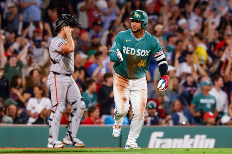 El venezolano Willson Contreras, de los Medias Rojas de Boston, trota tras conectar un jonrón de tres carreras ante los Gigantes de San Francisco, el viernes 21 de agosto de 2026 (AP Foto/Greg M. Cooper)