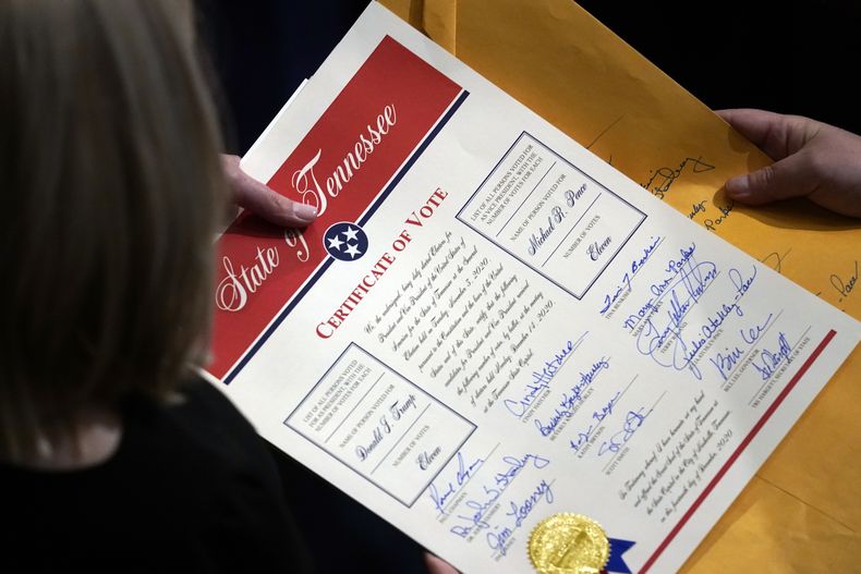 ARCHIVO - Trabajadores con la certificación de los votos del Colegio Electoral de Tennessee, el 7 de enero de 2021, en Washington. (AP Foto/Andrew Harnik, Archivo)