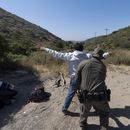 Un agente de la Oficina de Aduanas y Protección Fronteriza de Estados Unidos registra a un inmigrante que desea obtener asilo antes de que el hombre sea trasladado y procesado, el miércoles 5 de junio de 2024, cerca de Dulzura, California. (AP Foto/Gregory Bull).